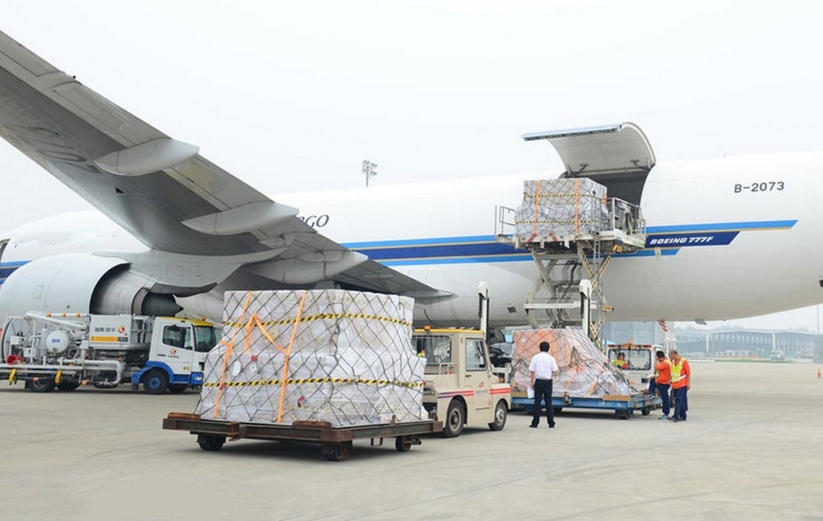dịch vụ vận chuyển hàng hoá bằng đường hàng không tiết kiệm chi phí - Dương Minh Logistics